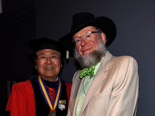 Chancellor Yang (left) with Professor Tiffney (right)